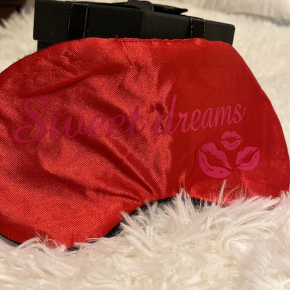 RED SHINY SWEET DREAMS / LIPS KISSES SLEEP EYE MASK BLACK BACK & ELASTIC… - Picture 9 of 9